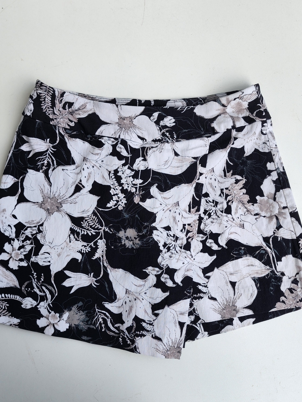 Olivia Grey Black White Floral Skort Shorts Women’s Stretch Pull On Elastic Sz S